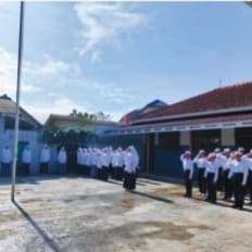 Upacara di halaman madrasah
