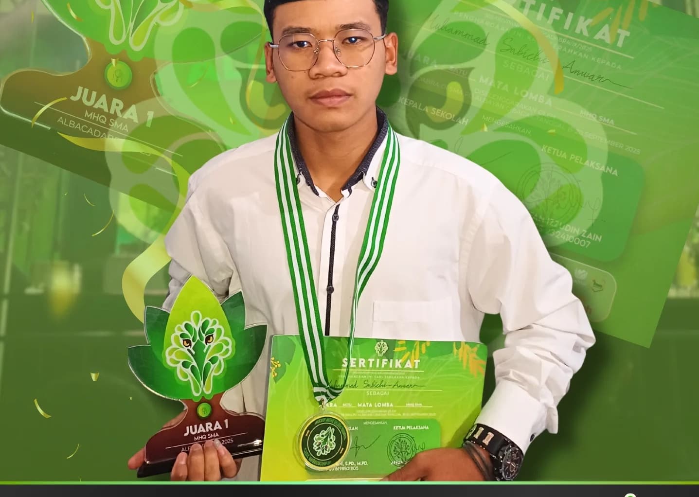 Muhammad Sabichi Anwar memegang piala dan sertifikat Juara 1 MHQ tingkat nasional 2025