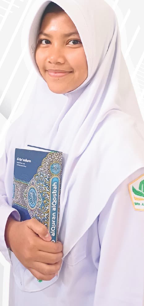 Santri putri memegang Al-Qur'an, mengenakan seragam dengan lambang MTs Al-Khairiyyah