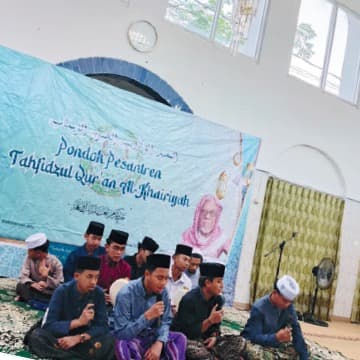 Kegiatan tahfidz bersama di aula Pondok Pesantren Tahfidzul Qur'an Al-Khairiyyah