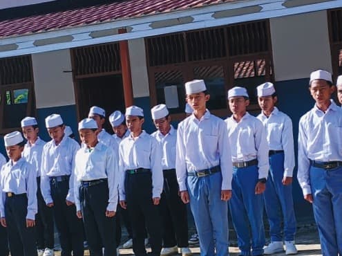 Santri putra berbaris rapi saat upacara di halaman madrasah